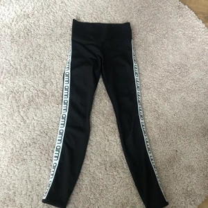 Aimn tights - Ett par jättefina Aimn tights som tyvärr är försmå för mig. Tightsen är i storlek XXS, fast passar även som XS. Säljer för 200kr inklusive frakt. Jättebra skick, inte använda mycket.