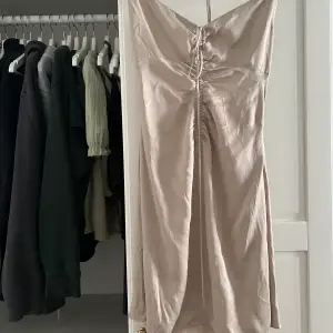 Helt ny, oanvänd beige klänning från Zara med prislapp kvar! Klänningen är i satinmaterial. Köptes i Spanien för 26€ (294kr) plagget säljes dock inte längre på hemsidan🤍 strl M men passar även S💓 