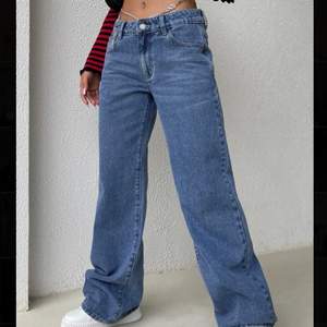 Dessa snygga lågmidjade jeans från shein säljs då de är något för stora på mig. Storlek XS. Aldrig använda. Köptes för 219kr och säljer för 100 + frakt🌟 Kedjan på första bilden medföljer. 