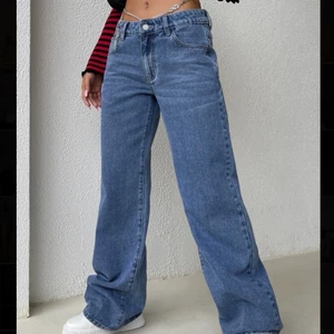 Lågmidjade jeans - Dessa snygga lågmidjade jeans från shein säljs då de är något för stora på mig. Storlek XS. Aldrig använda. Köptes för 219kr och säljer för 100 + frakt🌟 Kedjan på första bilden medföljer. 