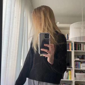 Svart stickad tröja - Säljer denna jättefina svarta stickad tröja som är från H&M! Nästan aldrig använd ❤️kom privat för fler bilder❤️
