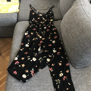 Jumpsuit - En fin enkel jumpsuit som har används ett par gånger, den blev för liten på mig annars skulle jag ha kvar den då den är ganska luftig och bra inför sommaren!
