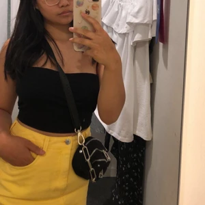 Gul jeanskjol - En fin kort kjol perfekt från sommaren, strl S💛 köptes för ca 400:- säljer för 100 + frakt☺️