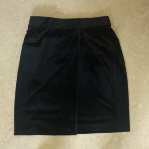 Enkel tjol men skön material  - En kjol inte för kort och inte för lång, skön material.