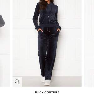 Säljer nu mitt marinblå set ifrån juicy couture. Inköpt december 2021 ifrån Nelly. Varsamt använda byxor men koftan är som ny. Båda delar i strl Xs. 1500kr för hela setet annars 700kr per del