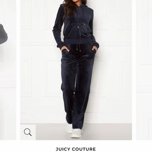 Juicy couture set  - Säljer nu mitt marinblå set ifrån juicy couture. Inköpt december 2021 ifrån Nelly. Varsamt använda byxor men koftan är som ny. Båda delar i strl Xs. 1500kr för hela setet annars 700kr per del
