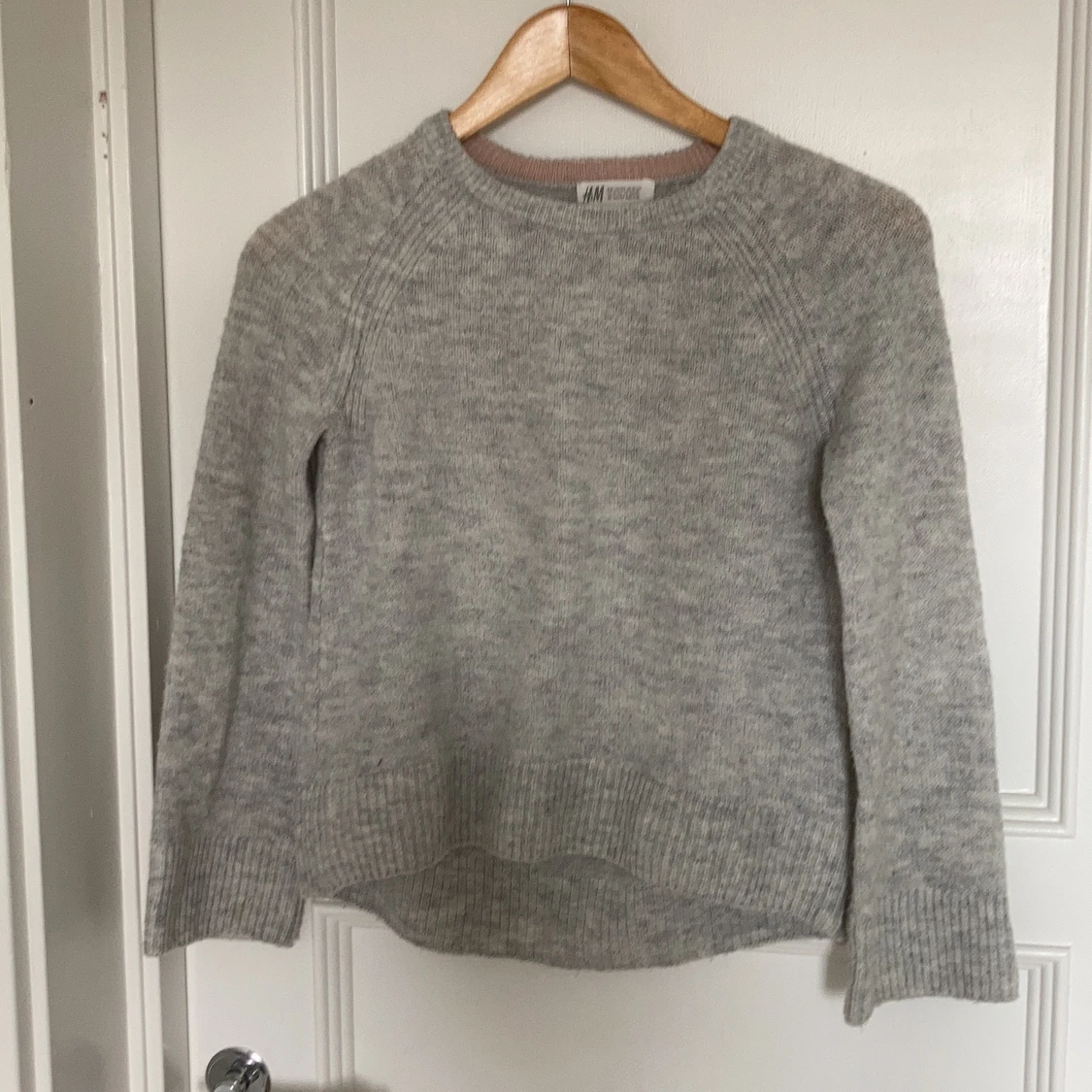 Grå stickad tröja