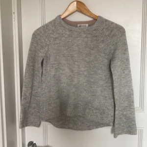 Grå stickad tröja  - Jätte gullig grå stickad tröja från H&M!! Säljer pågrund att den inte passar mig längre. 