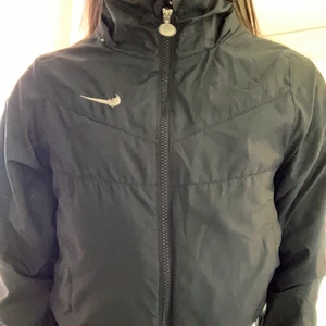 ÄKTA! Nike jacka - vintage!!  - Svart vintage nike bomberjacka i bra skick. En liten defekt på loggan vid bröstet. 