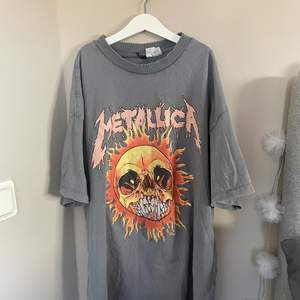 En grå Metallica T-shirt från H&M. Använts några gånger men är i bra skick. Original pris 199 kr, säljs för 60 kr. Strl XS.