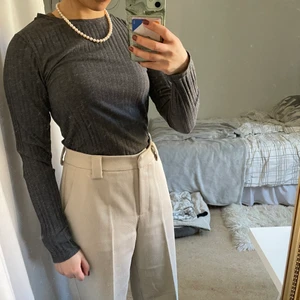 Ribbad mörkgrå tröja - Storlek: s