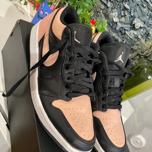 Mens Nike Air Jordan 1 Low Orange /Black - Fint skick, köpta förra sommaren för 1350kr. Säljes m originalkartong. 