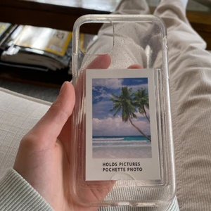 Fint skall💗 - Säljer detta skall för ipon 11 fint kan sätta in egen bild aldrig använt💗☺️ Kan tänka mig att sänka priset till 20 om någon är snabb🌼