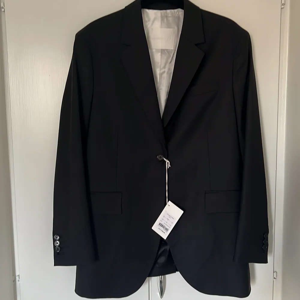 Säljer en CW blazer, storek 40, den är ganska stor så passar 42 också tror jag Helt ny för den är för stor för mig  Nypris 1800 Säljs för 1600. Övrigt.