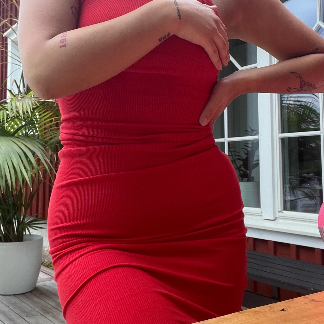 Röd skön enkel klänning som alltid passar  - 90