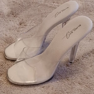 Klackskor Strl 38 - Jag säljer 2 par poserings-skor 12cm. 500kr/paret +frakt. (Nypris 1000kr). De är aldrig använda utan bara provade då jag valde en annan modell inför tävling. De går minst lika bra att använda som vanliga klackar och inte just för tävling. 