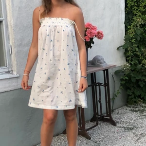 Blommig klänning - Säljer denna söta klänning, slutsåld💕💕🫶🏼perfekt som strandkläning 