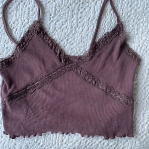 Brunt Linne med fina detaljer - Köpte från Pull&Bear ett år sen men har endast använt ett fåtal gånger. Inga defekter. Fina detaljer på övre delen. 🤎