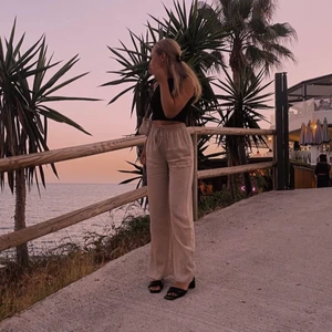 Linnebyxor - Säljer mina supertrendiga linnebyxor från zara då de tyvärr blivit försmå. Byxorna är low waist. Köptes förra sommaren. Priset kan diskuteras. De är i använt skick men inga skador osv. 💕