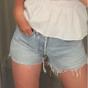 levis 501 jeansshorts  - säljer mina fina Levis jeansshorts som tyvärr blivit försmå :( dom är i storlek 26, det står inte på shortsen men minns det från när jag köpte dom, 150kr inkl frakt ☺️