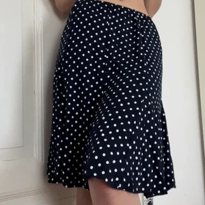 prickig kjol - säljer då jag aldrig använder den, tror jag köpte den för något år sedan. midjan är väldigt stretchig så borde passa alla!