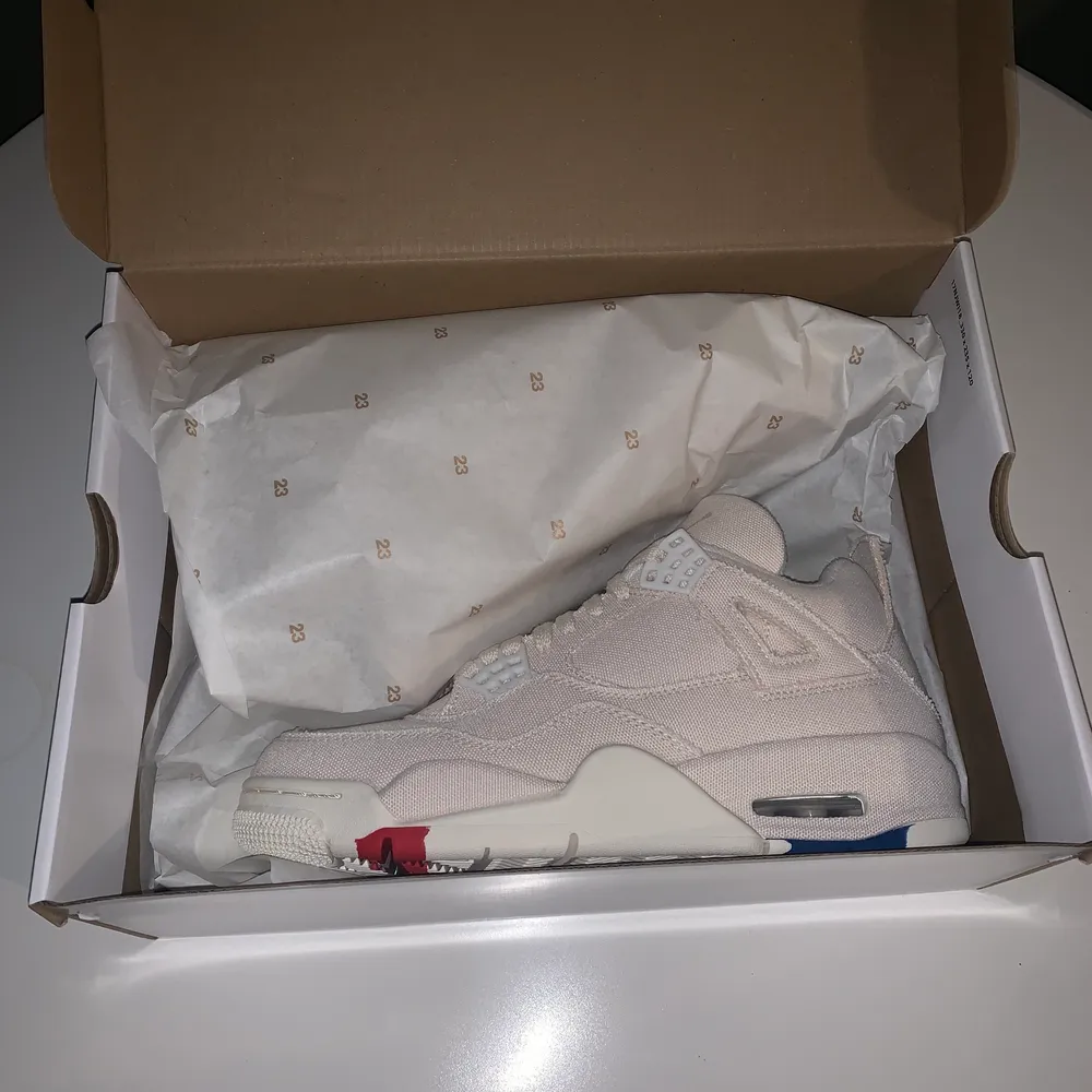 Helt nya Jordan 4 blank canvas ✨ Storlek: 40 Skick:10/10 Skriv om intresserad och priset kan diskuteras. . Skor.