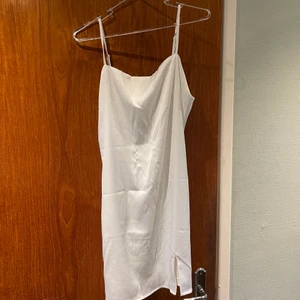 Superfin sommarklänning - Somrig klänning, slutar i mitten av låret på mig som är 170, klänningen är storlek M - jag brukar bära S och passar super! 💗🫶