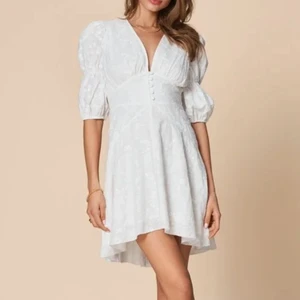 Adoore klänning  - Säljer min fina vita klänning från adoore då den inte kommer komma till användning längre, endast använd en dag, i nyskick. Modellen heter Sicily, slutsåld på hemsidan 