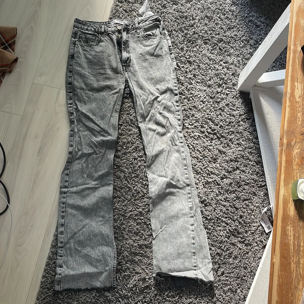 Nu säljer jag mina gråa jeans då jag inte använder dem längre, har använt dom ofta och länge därav priset. köptes för 359kr på zara. Strl 38 men sitter mer som en 36, slits nere i slutet och lite bootcut💓💓. Jeans & Byxor.