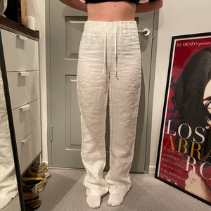 A-dsgn Linnebyxor vit XS - Iprincip oanvända (använt 1 gång) Linnebyxor från A-dsgn, i storlek XS. Skitsnygga och sköna, höga i midjan med brett ”resår” men har dessvärre blivit för små för mig :(  Kan mötas upp i Sthlm, elr frakta (köparen står för frakt)!