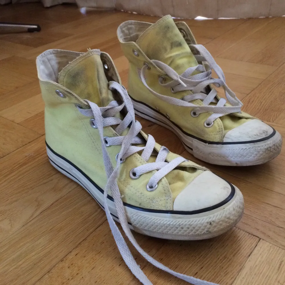 Välanvända Converse skor för dig som gillar den stilen :). Skor.
