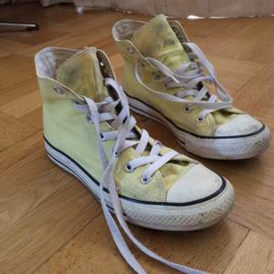 Välanvända Converse skor för dig som gillar den stilen :)
