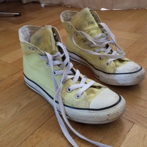 Converse High Top Skor - Välanvända Converse skor för dig som gillar den stilen :)