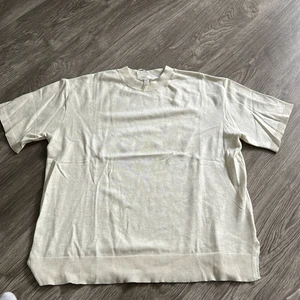 Finstickad tröja - Finstickad begie tröja från hm. Köpt för ett tag sedan men endast använd 1 gång. Om många är intresserade så blir de budgivning! Tryck inte på KÖP NU, kontakta mig först!