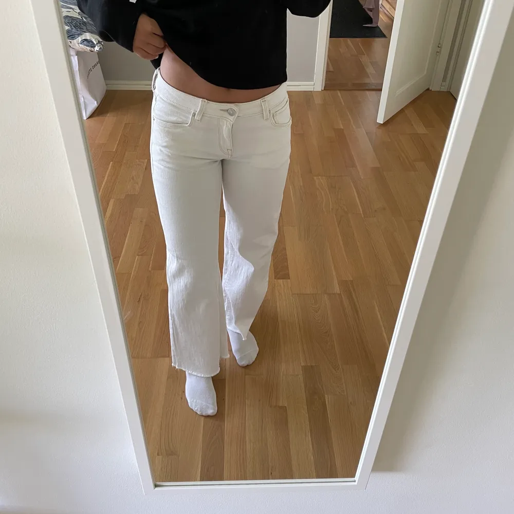 Vita lite kortare jeans med franskant och låga i midjan. Köpta på Mango modell Audrey storlek 34. Personen på bilden är 160 cm.. Jeans & Byxor.