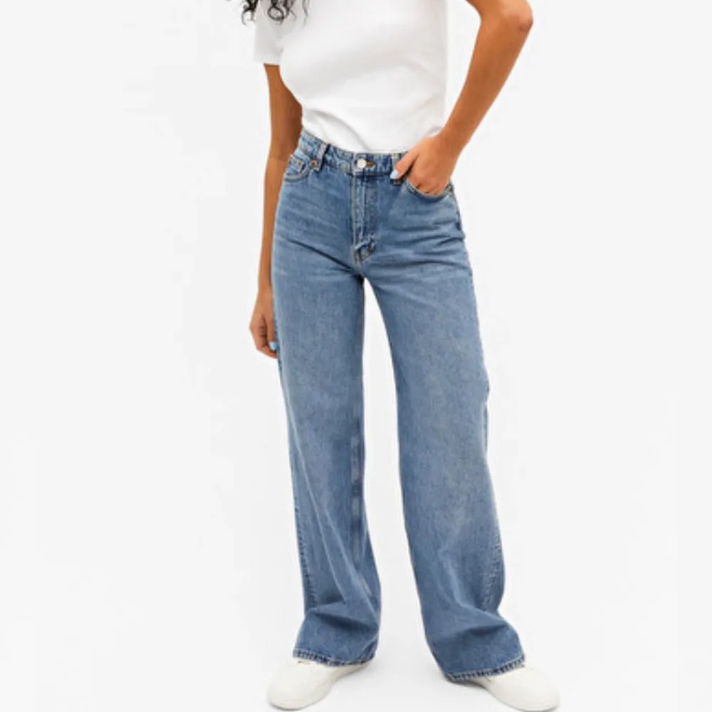 Säljer mina superfina jeans från Monki då de tyvärr blivit för små. Endast använda cirka 2 gånger. . Jeans & Byxor.