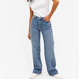 Säljer mina superfina jeans från Monki då de tyvärr blivit för små. Endast använda cirka 2 gånger. 