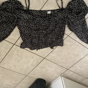 H&M tröja  - Tröja i storlek 38, en gång använd, lite off shoulder