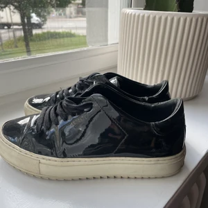 Axel Arigaro skor - Säljer nu mina arigato skor då de inte kommit till så mycke användning på sistone, använda men fortfarande i bra skick, nypris ca 2000-2500kr