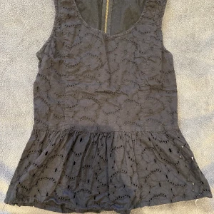 Blus/topp - Söt blus från only med dragkedja baktill. I storlek 36 så motsvarar en s/xs och passar även 38. Säljs då den inte används💕