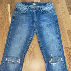 Jeans från märket Twist & Tango med hål i knäna. Använd ett fåtal gånger så den är i nyskick. Frakt ingår i priset 🫶🏻