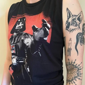 Dedicated modifierad T-shirt - Darth Vader - T-shirt från Dedicated som jag klippt av ärmarna på så det blir ett linne. Tryck på Darth Vader. Färg svart. 100% organic och fairtrade bomull. Köparen står för frakten.