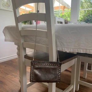 Väska från Zara  - Silvrig handväska från zara i mycket bra skick. Inga som helst skador och endast använd några få gånger. Kedjans längd är så att väskan hamnar vid höften/lite över höften💕 Det är bara att skriva till mig ifall det finns några frågor❤️