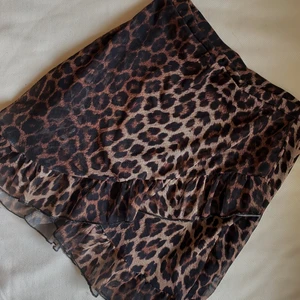 Leopard Volang Kjol - Jättefin kjol använd 1-2 gånger, är 163cm och sitter bra till både S/M kroppar! Den är perfekt kort, skulle säga en ish 1dm +  över knäna. 
