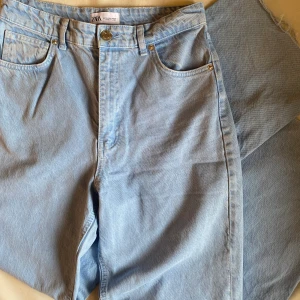 Zara Wide Jeans - Långa högmidjade ljusblåa jeans från Zara, helt oanvända då jag råka beställa hem dem, jätte fina men är 163 och dem är minst 1dm för långa, går absolut att sy upp eller klippa! 