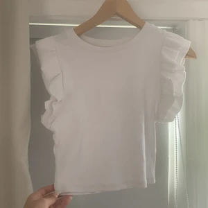 Zara topp - En vit topp från zara, storlek L men sitter som en M/S på mig som vanligtvis har S/XS på Zaras kläder❤️ inte mycket använd, inga tecken på användning, köpt för 120kr säljer för 50+ frakt. 