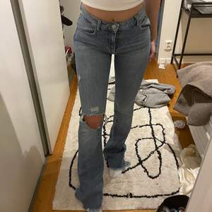 Skitsnygga jeans från Zara i strl 36, får tyvärr inte användning av den, använd fåtal ggr🤍 köparen står för frakt