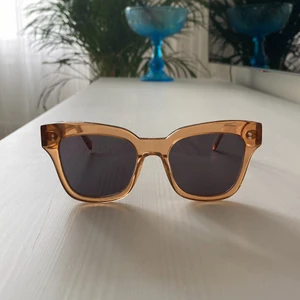 Chimis #005 Peach  - Säljer mina supersnygga solglasögon i nyskick (aldrig använda) från chimi i modellen 005 Peach då dom tyvärr inte kommit till användning för mig. Köptes för 1200 och säljes för 650