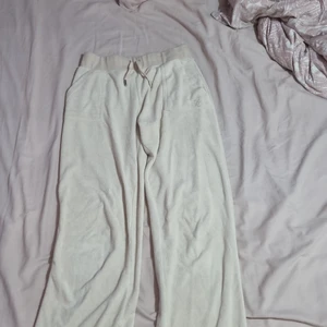 Juicy Couture Byxor storlek smen passar medium  - Juicy Couture Byxa bra skick är för stor har andvänt den ett par gånger köpte den för en månad 