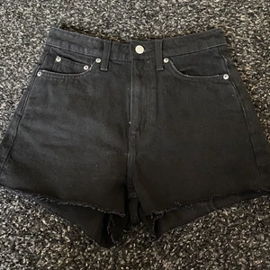Rowe Shorts - Svarta Rowe Shorts från Weekday, aldrig använda!  Skick: nyskick, prislapp är kvar. Storlek: 36 Nypris: 400kr